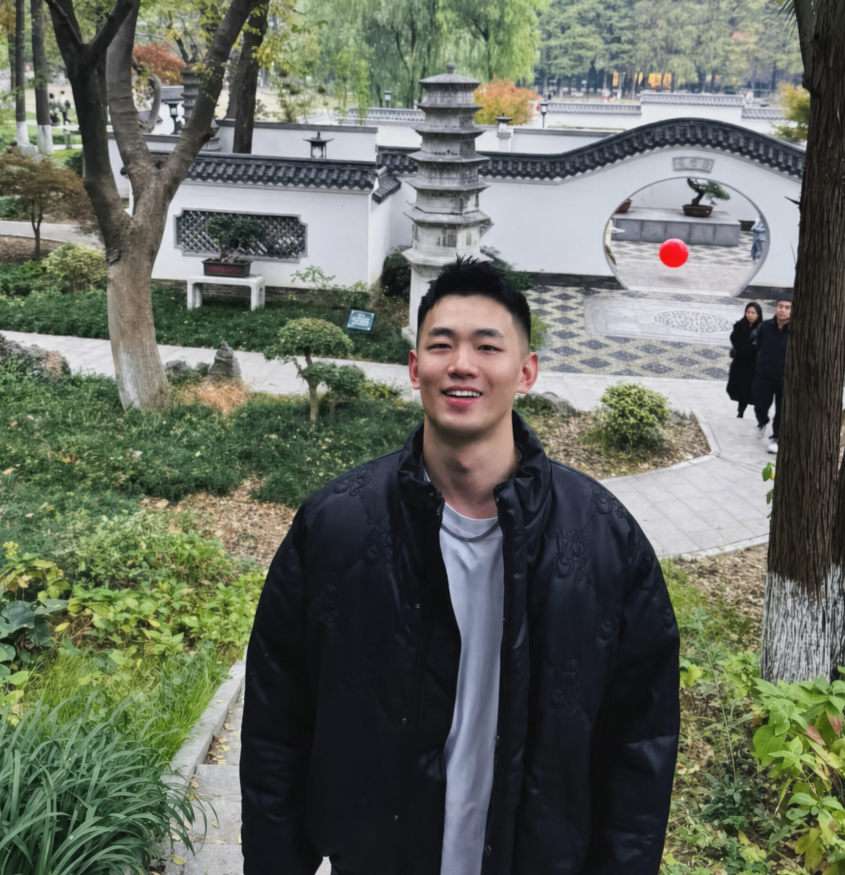 Darren 在园林中微笑
