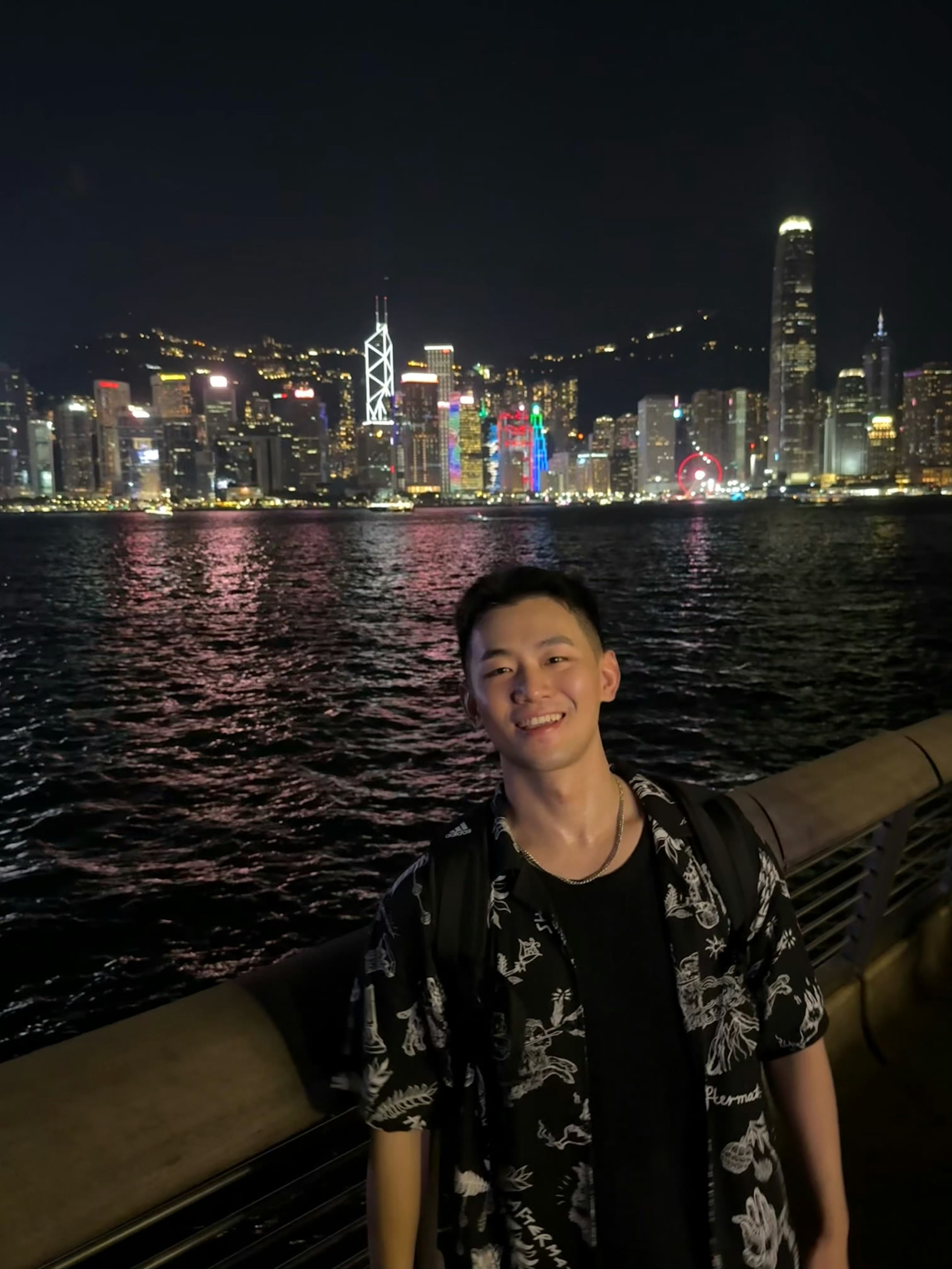 Darren 在海港夜景前