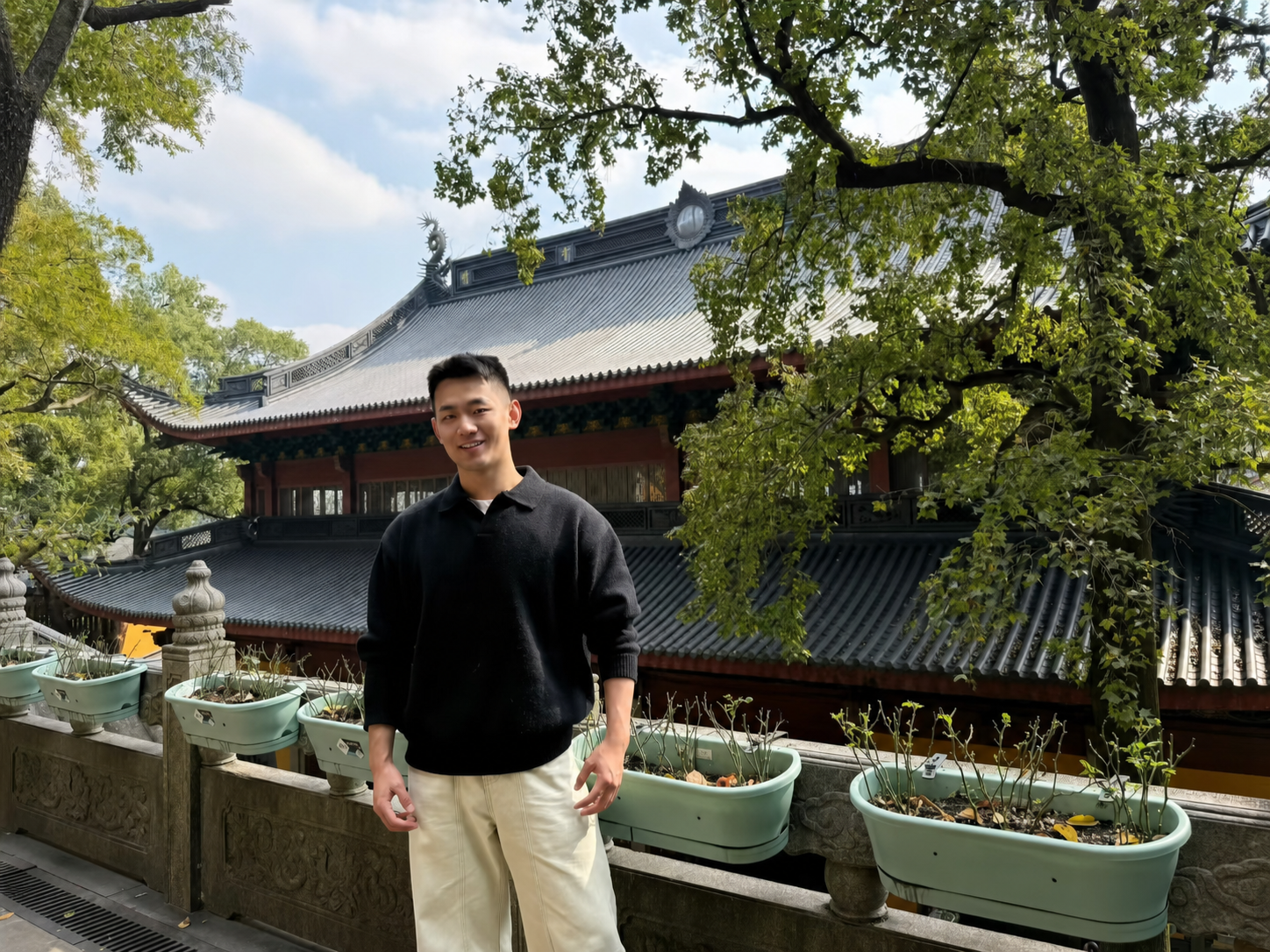 Darren 站在古建筑前