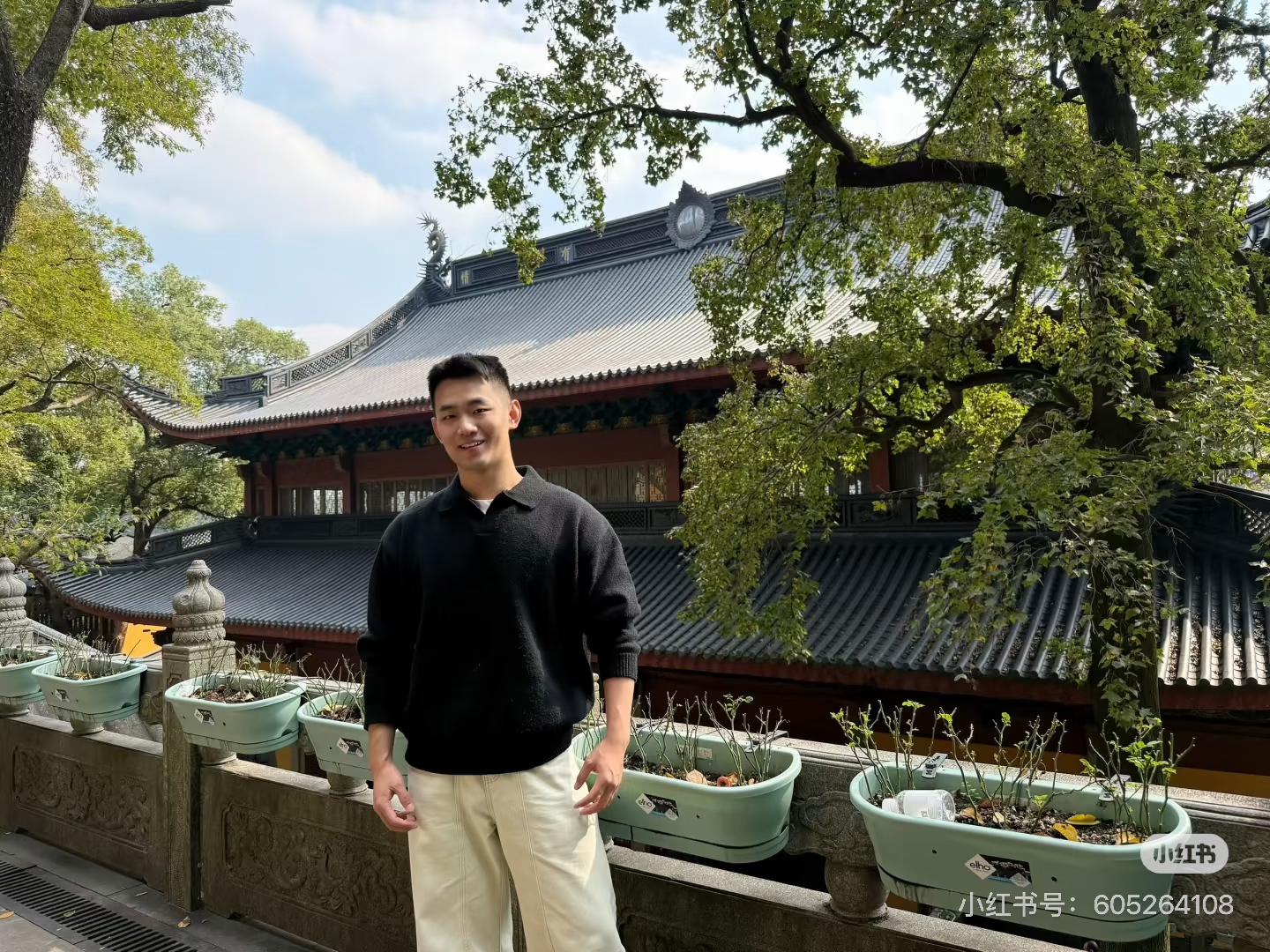 Darren 站在古建筑前
